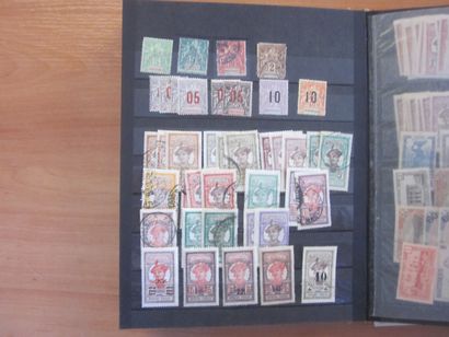 Un classeur avec des TP des colonies françaises...