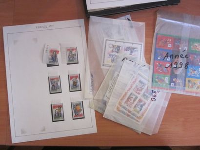 Un carton avec 5 classeurs et une pochette...