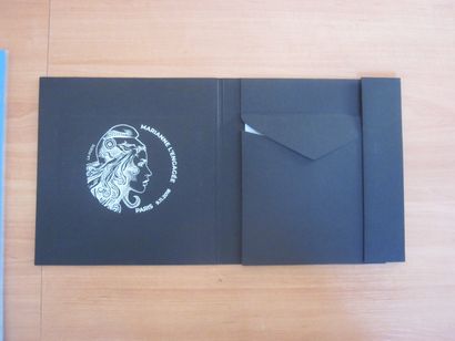 Une pochette avec des feuilles d'exposition...