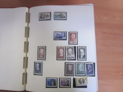 Un carton avec 8 classeurs de TP principalement...