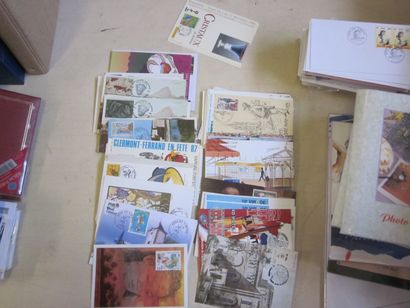 Deux cartons avec un fort lot d'enveloppes...