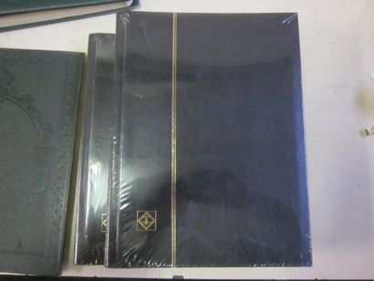 Une caisse avec des classeurs et albums vides...
