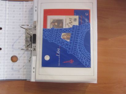 Un carton avec 5 classeurs et une pochette...