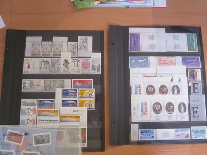 Un carton avec 5 classeurs et une pochette...