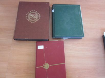 Trois classeurs de TP Monaco principalement...