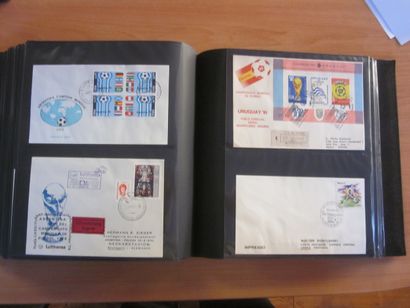 Quatre cartons avec 18 classeurs (contenance...