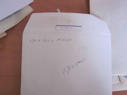 Un carton avec des pochettes TP de France...
