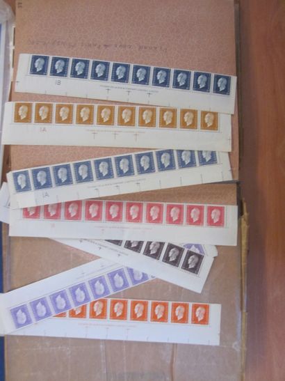 Une boîte avec un vrac de TP de France et...