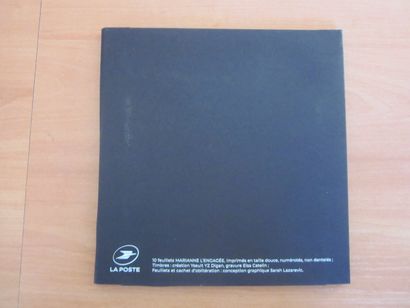 Une pochette avec des feuilles d'exposition...