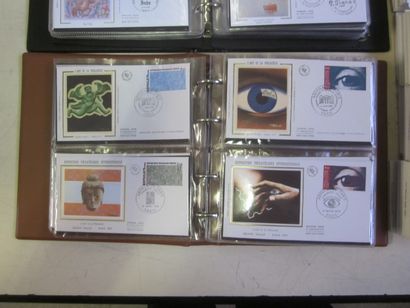 Un carton avec 2 classeurs et un vrac d'enveloppes...
