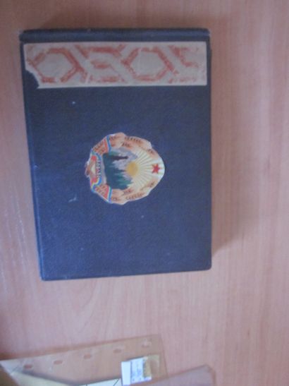 Une boîte avec diverses pochettes et enveloppes...