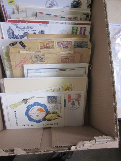 Deux cartons avec des premiers jours et des...