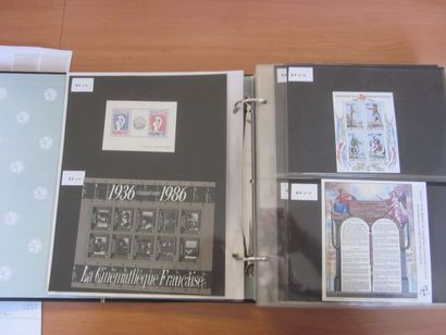 Un album Yvert et Tellier avec étuis TP de...