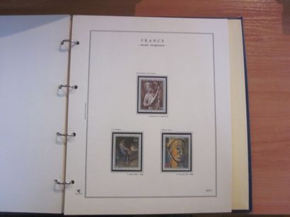 Un carton avec un ensemble de 5 collections...