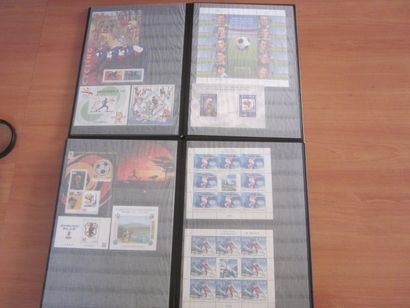 Un carton avec 24 classeurs de TP avec classement...