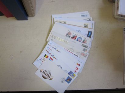 Deux cartons avec un fort lot d'enveloppes...