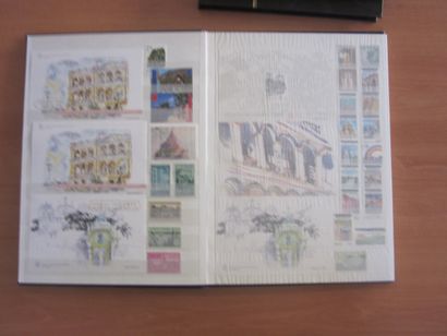 Deux cartons avec 27 classeurs de TP avec...