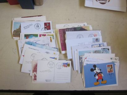 Deux cartons avec un fort lot d'enveloppes...