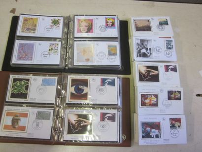 Un carton avec 2 classeurs et un vrac d'enveloppes...
