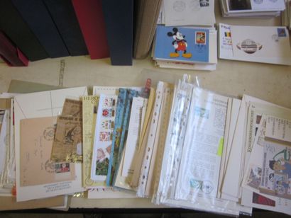 Deux cartons avec un fort lot d'enveloppes...