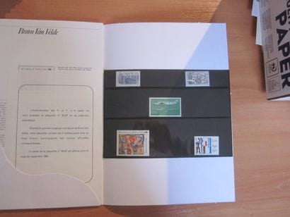 Un carton avec un ensemble de pochettes 