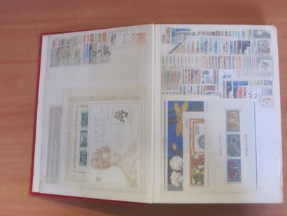 Un carton avec 7 classeurs (remplissage inégal)...