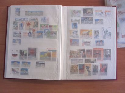 Un classeur avec une pochette incluse (avec...