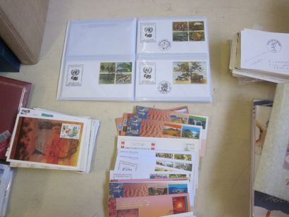 Deux cartons avec un fort lot d'enveloppes...