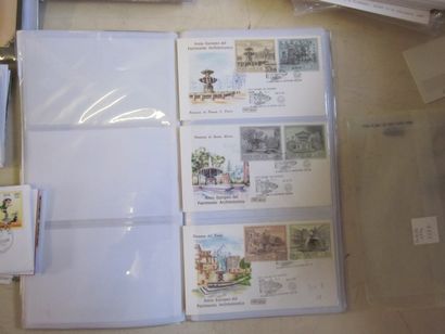 Deux cartons avec un fort lot d'enveloppes...