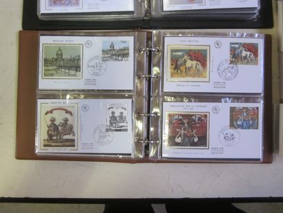 Un carton avec 2 classeurs et un vrac d'enveloppes...