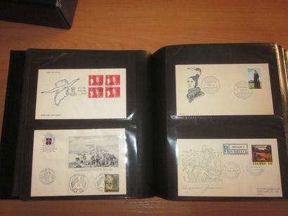 Quatre cartons avec 18 classeurs (contenance...