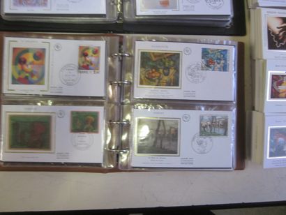 Un carton avec 2 classeurs et un vrac d'enveloppes...