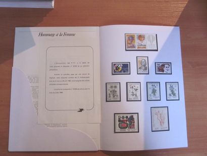 Un carton avec un ensemble de pochettes 