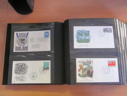 Quatre cartons avec 18 classeurs (contenance...