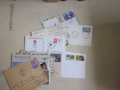 Deux cartons avec des premiers jours et des...