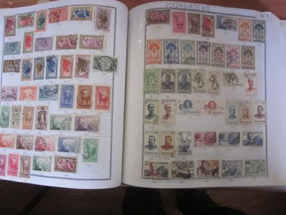 Un carton avec un album de TP des colonies...