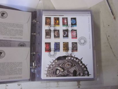 Six cartons avec 41 classeurs de premiers...