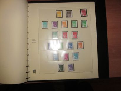 Un carton avec 4 albums SAFE avec étui (bon...