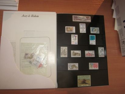 Un carton avec un ensemble de pochettes 