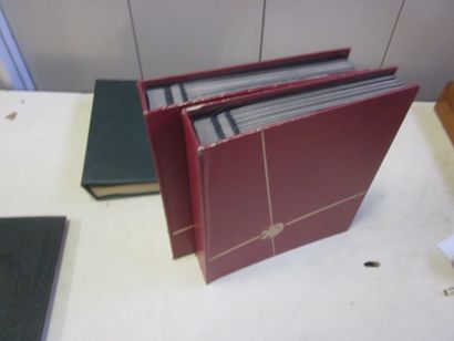 Une caisse avec des classeurs et albums vides...