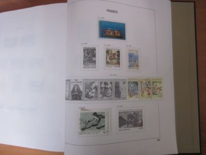 Un carton avec 3 albums DAVO avec étuis (bon...