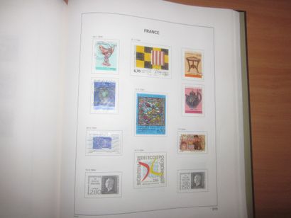 Un carton avec 3 albums DAVO avec étuis (bon...