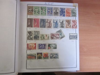 Un carton avec un album de TP des colonies...