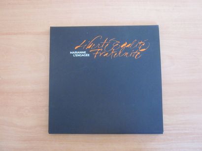Une pochette avec des feuilles d'exposition...