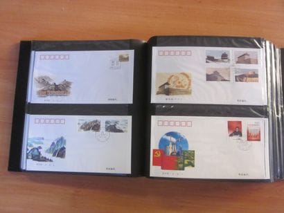Quatre cartons avec 18 classeurs (contenance...