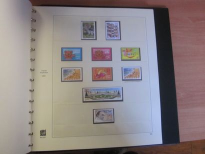 Un carton avec 4 albums SAFE avec étui (bon...