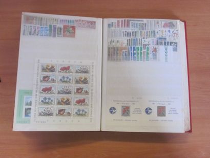 Un carton avec 7 classeurs (remplissage inégal)...