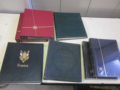 Une caisse avec des classeurs et albums vides...