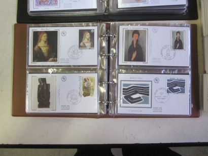 Un carton avec 2 classeurs et un vrac d'enveloppes...