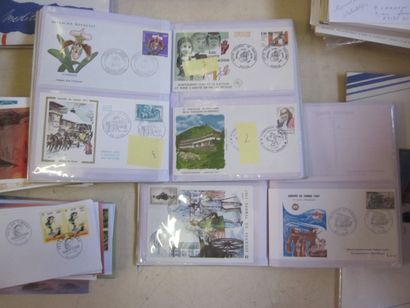 Deux cartons avec un fort lot d'enveloppes...